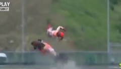 VELIKI ŠAMPION IMAO ZASTRAŠUJUĆI PAD! Legendarni vozač odleteo sa motora, doživeo potres mozga (UZNEMIRUJUĆI VIDEO)