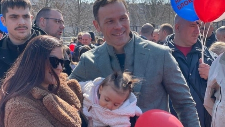 SVE ZA NAŠE KLINCE! Ministar Mali u poseti dečijem igralištu na Novom Beogradu (FOTO)