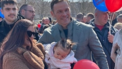 SVE ZA NAŠE KLINCE! Ministar Mali u poseti dečijem igralištu na Novom Beogradu (FOTO)