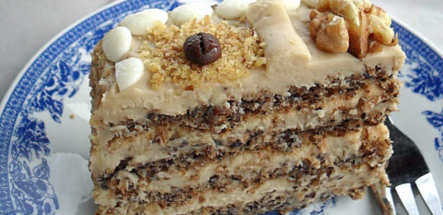MOKA TORTA SA ORASIMA I RUMOM Ako su vam dosadili čokoladni i voćni deserti