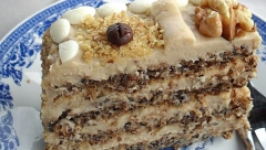 MOKA TORTA SA ORASIMA I RUMOM Ako su vam dosadili čokoladni i voćni deserti