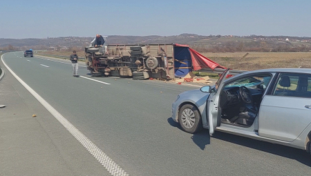 KAMION SE ISPREVRTAO KOD LAJKOVCA Haos na autoputu Miloš Veliki, krompir rasut po kolovozu, saobraćaj STOJI (FOTO)