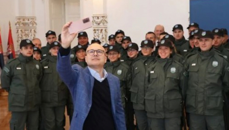 PONOSAN SAM Miloš Vučević pozdravio nove pripadnike komunalne milicije u Novom Sadu (FOTO)