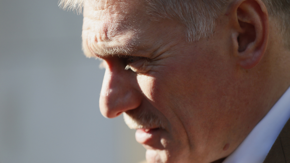 PESKOV SE "PRETVORIO" U ILONA MASKA Lice mu se u potpunosti izmenilo (VIDEO)