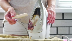 PEGLA VAM OSTAVLJA FLEKE NA ODEĆI? Ovo je najbolji način da je očistite, potrebna su vam samo dva jeftina sastojka!