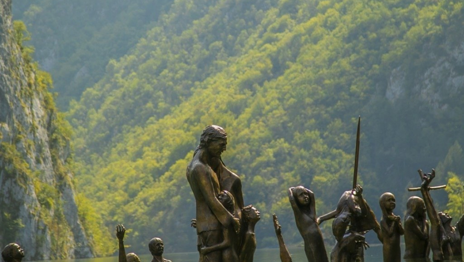 NAJTUŽNIJI SRPSKI PRAZNIK Bežale su, a onda se 326 devojaka uhvatilo za ruke i skočile u Drinu