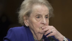 VIC DANA Stigla Medlin Olbrajt kod Svetog Petra i nudi mu milion dolara...