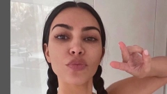 ZANELA SE U FOTOŠOPU Kim Kardašijan na meti kritika zbog golišave fotografije (FOTO)