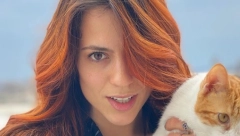 GLUMICA ŠOKIRALA OBJAVOM! Visila naglavačke sa krova, vrištala, a onda su je zapalili: Da, pristala sam na to!