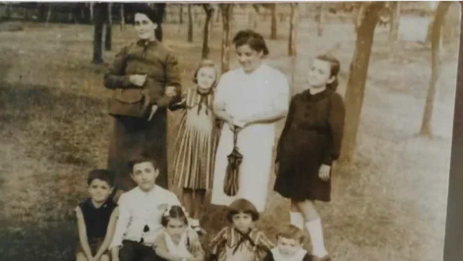 ISPLIVALA NIKAD VIĐENA FOTOGRAFIJA Medlin Olbrajt u zagrljaju srpskog dečaka, krila se u Vrnjačkoj banji od nacista  (FOTO)