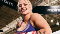 PROFESORKA MATEMATIKE U TANGAMA PRED KAMERAMA! Zanosna plavuša izvela striptiz pred meč, muškarci odlepili! (VIDEO)