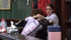 TUČA U ZADRUZI! Zadrugarke čupaju i vuku jedna drugu, niko ne može da ih odvoji, pljušte najgnusnije uvrede: Ku*vetino jedna!