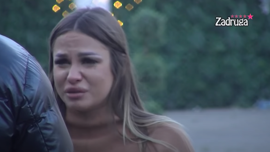ANA JOVANOVIĆ JE FUK*A Zadrugarkino ime i prezime sve češće viđeno na ulicama Beograda, skandalozni grafiti na sve strane (FOTO)