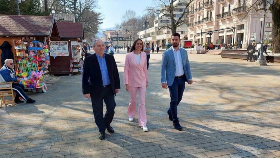 BUDUĆNOST SE ZASNIVA NA VIZIJI I STABILNOJ EKONOMIJI To su poručili poslanički kandidati sa liste SNS pri obilasku Raškog okruga