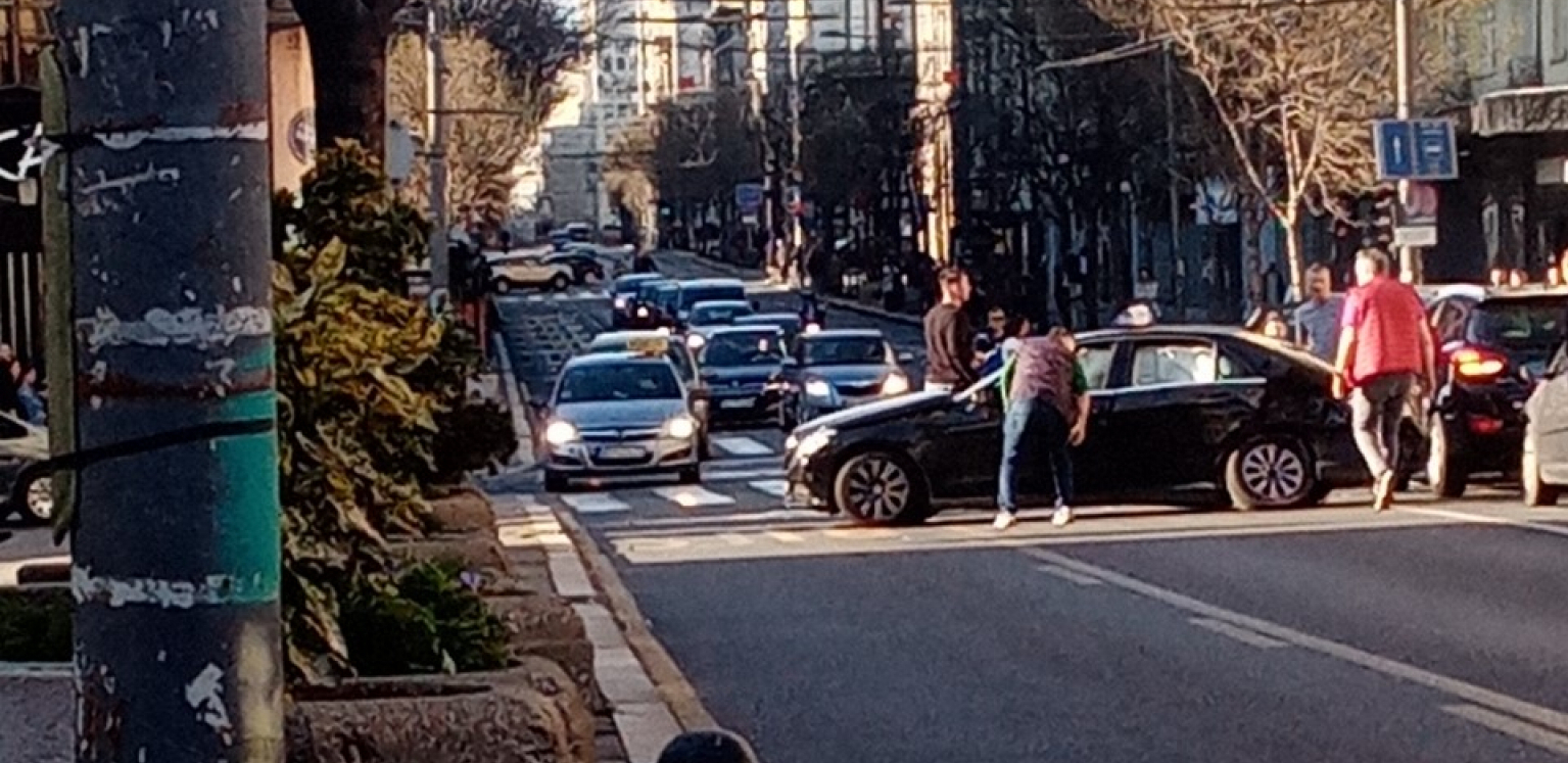 STRAVIČAN SUDAR U BEOGRADU Obustavljen saobraćaj u glavnim gradskim ulicama (FOTO)