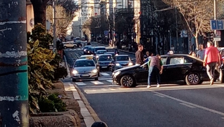 STRAVIČAN SUDAR U BEOGRADU Obustavljen saobraćaj u glavnim gradskim ulicama (FOTO)