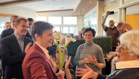 ANA BRNABIĆ SE OBRATILA PENZIONERIMA Vi ste zaslužni što danas imamo brzu prugu, kliničke centre i bolnice (FOTO)