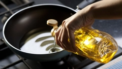 MENJA STRUKTURU I POSTAJE ŠTETNO: Ulje za pripremu hrane ne smete da čuvate na ovom mestu