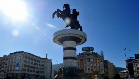 ALBANCI I BUGARI "UDARILI" NA SKOPLJE Na meti napada najviši pravni akt Severne Makednije