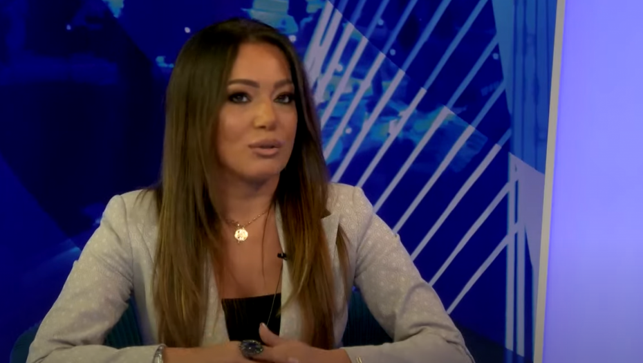 PUKLA KAO ZVEČKA! Jadranka nekada zarađivala po 2.000 evra, sada od 200 do 500, skandal koji je napravila uništio joj je karijeru!