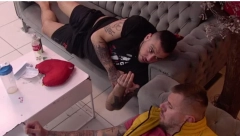 BEBICA NA METI ZADRUGARA! Car i Janjuš ga ogovaraju bez pardona, a sede u istoj prostoriji!