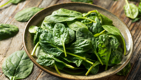 KO NE SME DA JEDE SPANAĆ? Ako pijete ove lekove, može da vam napravi haos u organizmu