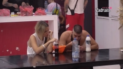 NA SVE NAČINE POKUŠAVA DA JE ORASPOLOŽI Minin ulazak totalno je poremetio Aleks, ne uspeva da sakrije da je klonula duhom