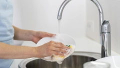 POSTOJI SAMO 1 NAČIN Sudovi će blistati ako ih operete ovako, savetuju stručnjaci