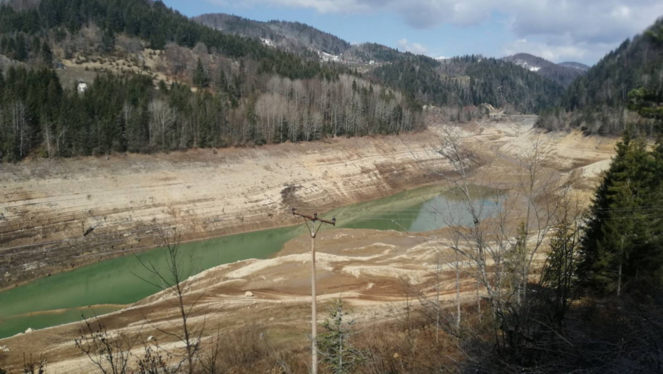 GOLE STENE I ŽIVO BLATO,SABLASNE SLIKE PONOVO STIŽU SA ZAOVINSKOG JEZERA:  Meštani strahuju od obrušavanja zemlje, to bi moglo da prouzrokuje poplavni talas i pokretanje klizišta (FOTO)
