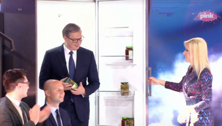 VUČIĆ STVARNO IZAŠAO IZ FRIŽIDERA SA TEGLOM KRASTAVACA U RUCI Predsednik napravio šou u emisiji i oduševio sve (FOTO/VIDEO)