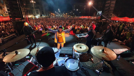 LUKASU NI KIŠA NE MOŽE NIŠTA! Ceo Šabac peva hitove najveće zvezde Balkana! (VIDEO)