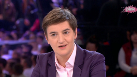 EKOLOZI U NERCU, SA CIGARETAMA I PRASIĆIMA NA RAŽNJU Ana Brnabić razotkrila laži medija: Menjate priču na 3 meseca! (FOTO)