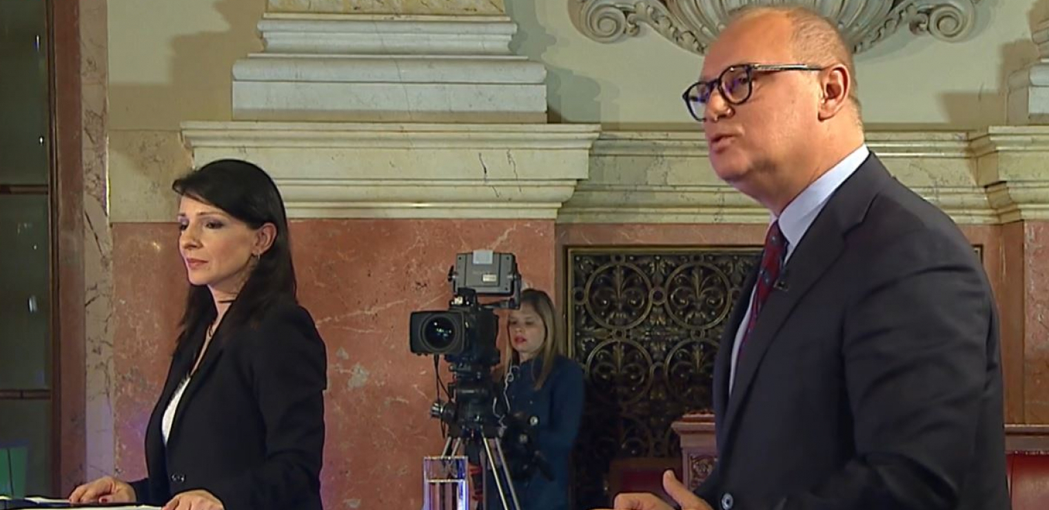 GORAN VESIĆ ISTERAO MARINIKU TEPIĆ NA ČISTAC Potpisala si rezoluciju kojom se Srbija krivi za genocid u Srebrenici - Đilasova perjanica ćutala kao zalivena!