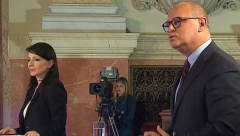 GORAN VESIĆ ISTERAO MARINIKU TEPIĆ NA ČISTAC Potpisala si rezoluciju kojom se Srbija krivi za genocid u Srebrenici - Đilasova perjanica ćutala kao zalivena!