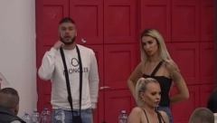 DEJAN DOŽIVEO POMRAČENJE! Aleksandra iznela javno njihovu intimu, on napravio haos, u besu razvalio vrata!