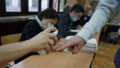 ŠTA JE POTREBNO PONETI NA GLASAČKO MESTO Proverite da li ste poneli jedan od ova dva važeća dokumenta!