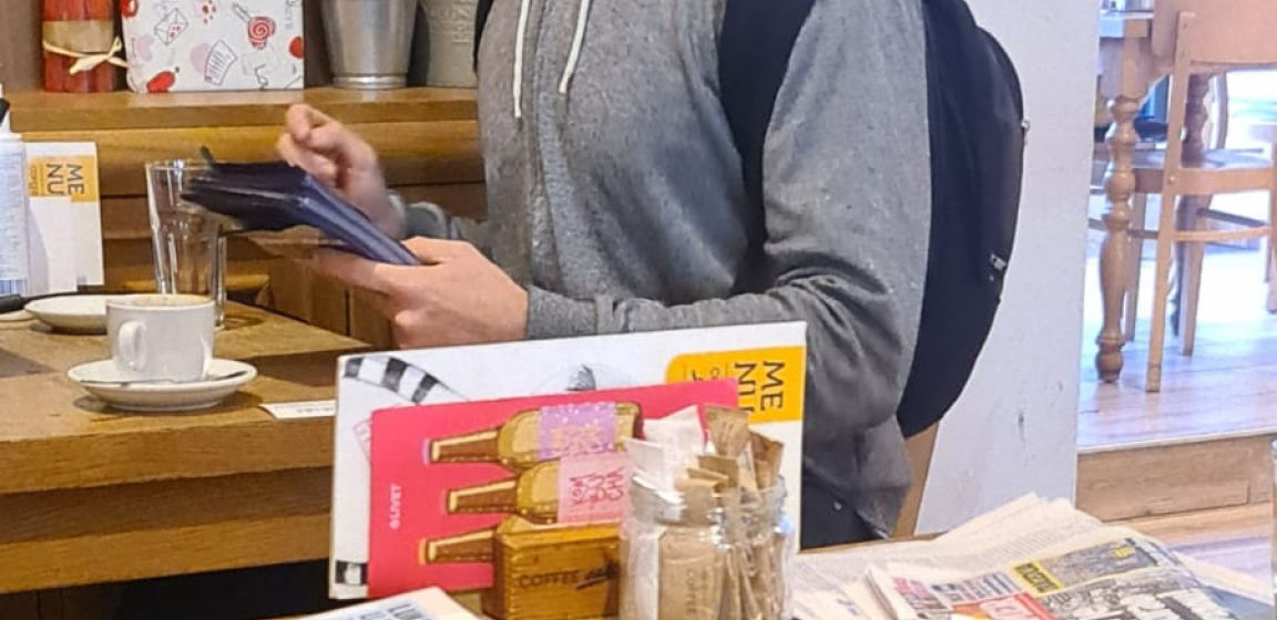 UHVAĆENI NA DELU! LAŽNI EKOLOZI KRŠE IZBORNU TIŠINU Delili flajere koalicije "Moramo", pa seli u kafić da odmore (FOTO)