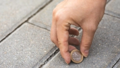 PRONAŠLI STE NOVČIĆ NA ULICI Evo šta treba prvo da uradite, da bi vas pratila sreća