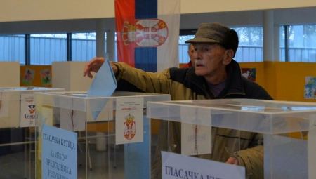 PRVI GLASAČ IMA 91 GODINU Počeli izbori na biračkom mestu "Tesla - nauka za život"