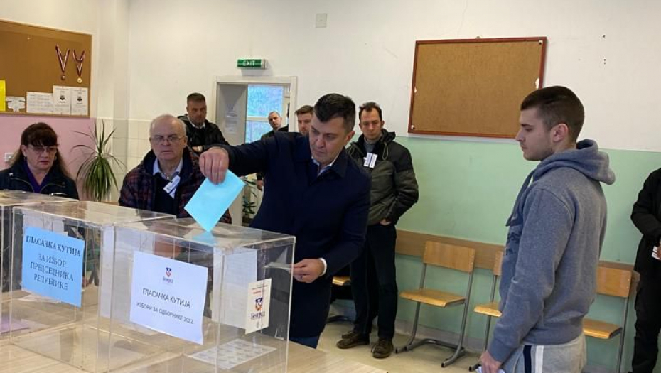 OTVORIO BIRAČKO MESTO Glasao Zoran Đorđević, došao u društvu sina Nikole (FOTO)