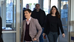 MINISTARKA VUJOVIĆ GLASALA NA DEDINJU Na izborno mesto došla sa Anom Brnabić