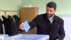 GLASAO ALEKSANDAR ŠAPIĆ Kandidat na biračkom mestu rano izjutra