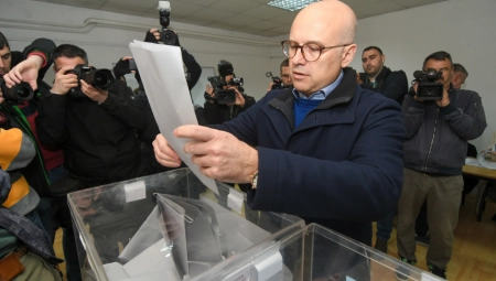 GLASAO MILOŠ VUČEVIĆ Gradonačelnik Novog Sada obavio građansku dužnost (FOTO)