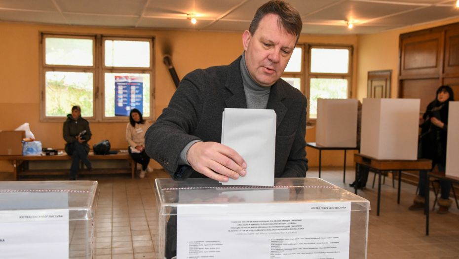 IGOR MIROVIĆ GLASAO U SREMSKOJ KAMENICI Glasačko pravo iskoristio na biračkom mestu 152