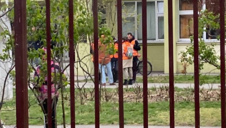 OPOZICIONI EKSTREMISTA POKUŠAVA DA IZAZOVE NASILJE Brajan Brković psovao majku glasačima u NS, incident PRIJAVLJEN (FOTO/VIDEO)