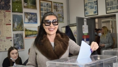 CECA PRVIM AVIONOM STIGLA NA GLASANJE! Pevačica pravo sa nastupa otišla da obavi građansku dužnost, a evo ko joj je pravio društvo!