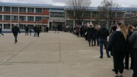 BEOGRAĐANI ČEKAJU U REDOVIMA DA GLASAJU Ogromno interesovanje, izlaznost nikad veća! (FOTO)