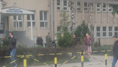 OVAKO ĐILASOVI PULENI POŠTUJU IZBORNA PRAVILA Šunjaju se, telefoniraju, pa bacaju propagandni materijal na manje od 50 metara od biračkog mesta (FOTO/VIDEO)