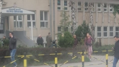 OVAKO ĐILASOVI PULENI POŠTUJU IZBORNA PRAVILA Šunjaju se, telefoniraju, pa bacaju propagandni materijal na manje od 50 metara od biračkog mesta (FOTO/VIDEO)
