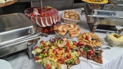 UŽIVO IZ ŠTABA SNS Naprednjaci spremili bogato posluženje za goste i novinare (FOTO)